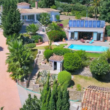 Venta de villa independiente en Estepona