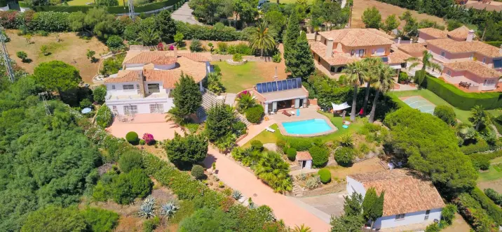 Продажа  отдельно стоящей виллы в Estepona 0
