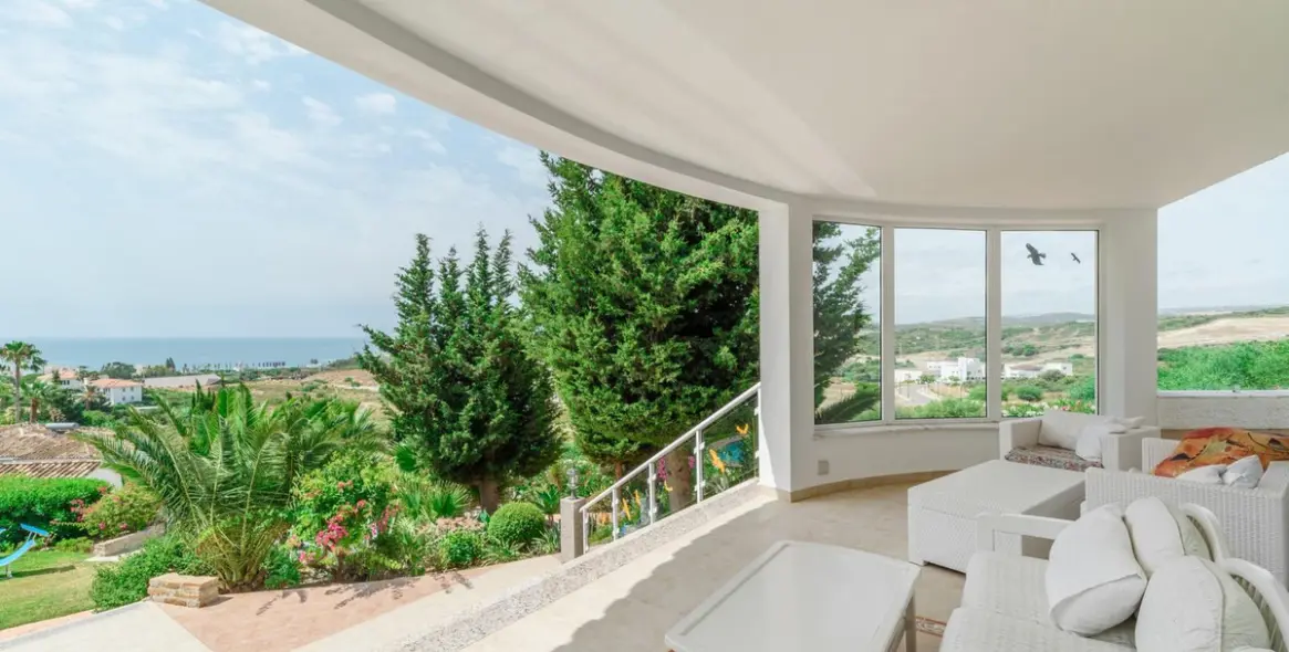 Продажа  отдельно стоящей виллы в Estepona 3