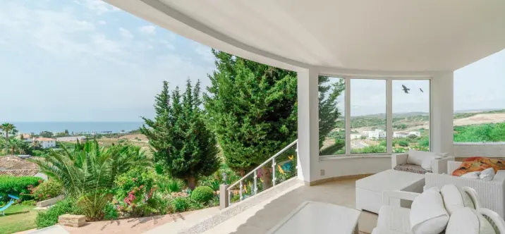 Продажа  отдельно стоящей виллы в Estepona 2