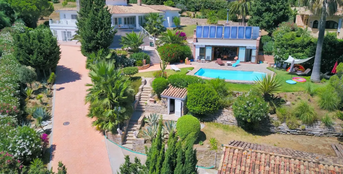 Продажа  отдельно стоящей виллы в Estepona 4