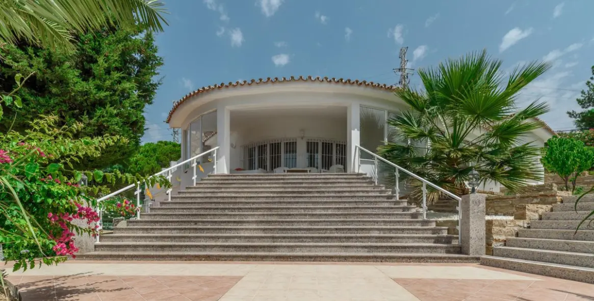 Продажа  отдельно стоящей виллы в Estepona 7