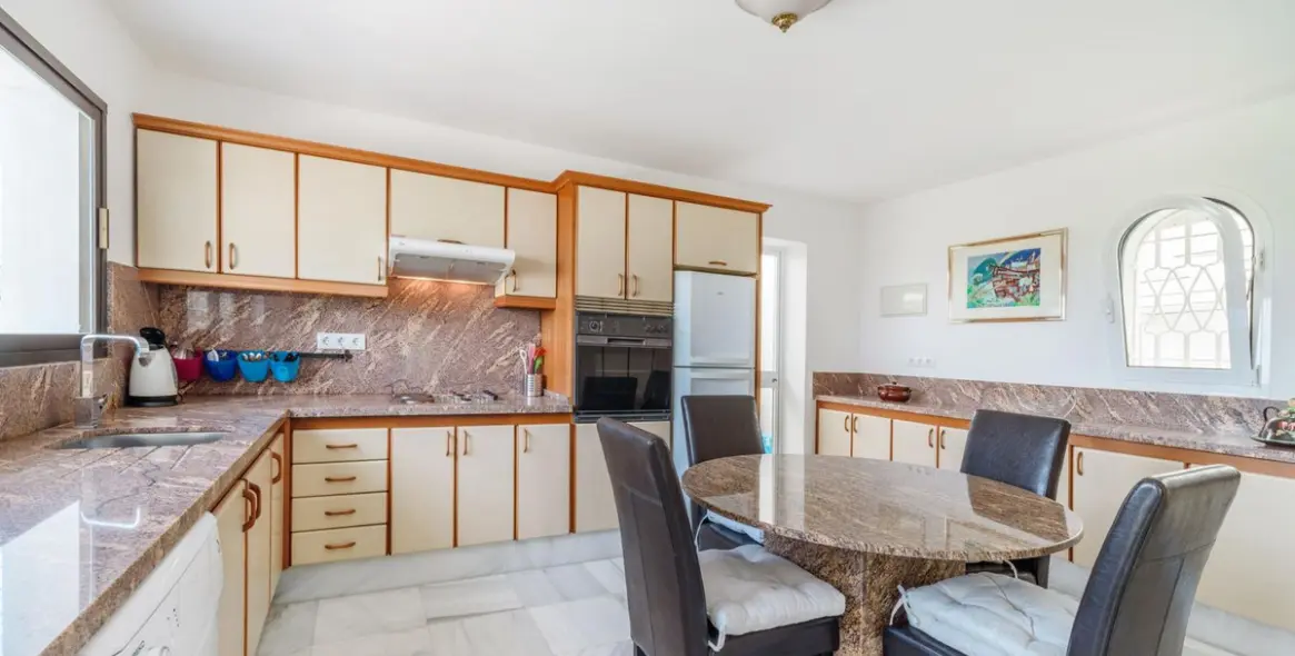 Продажа  отдельно стоящей виллы в Estepona 12