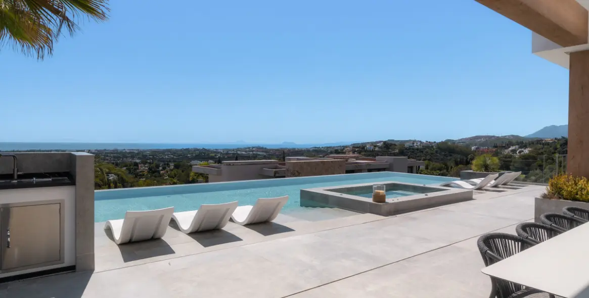 Sale of detached villa in La Quinta 18