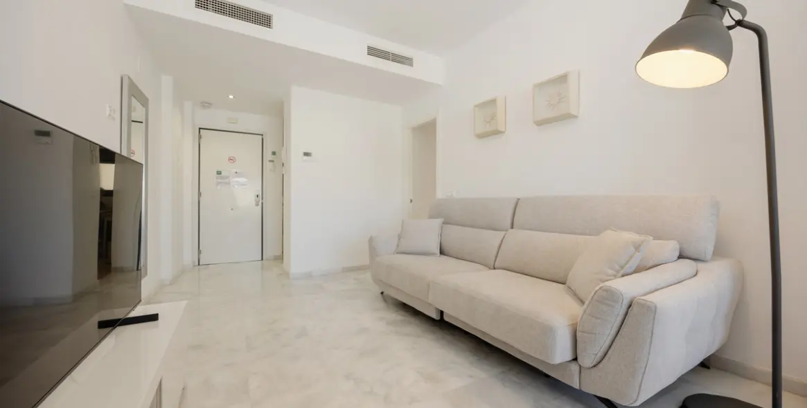 Short-term rent of middle floor apartment in Estepona 14