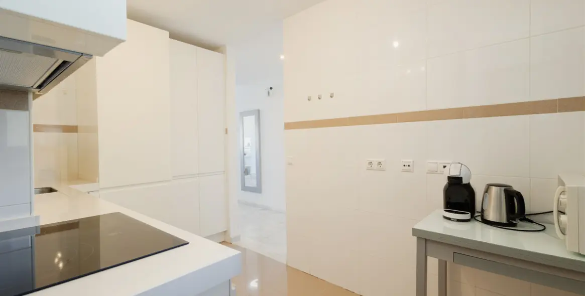 Short-term rent of middle floor apartment in Estepona 22