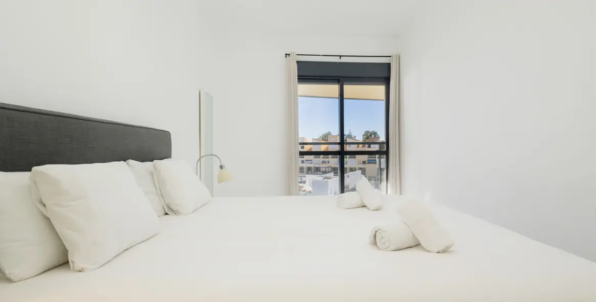 Short-term rent of middle floor apartment in Estepona 24