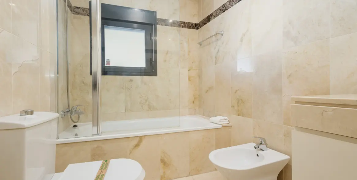 Short-term rent of middle floor apartment in Estepona 30