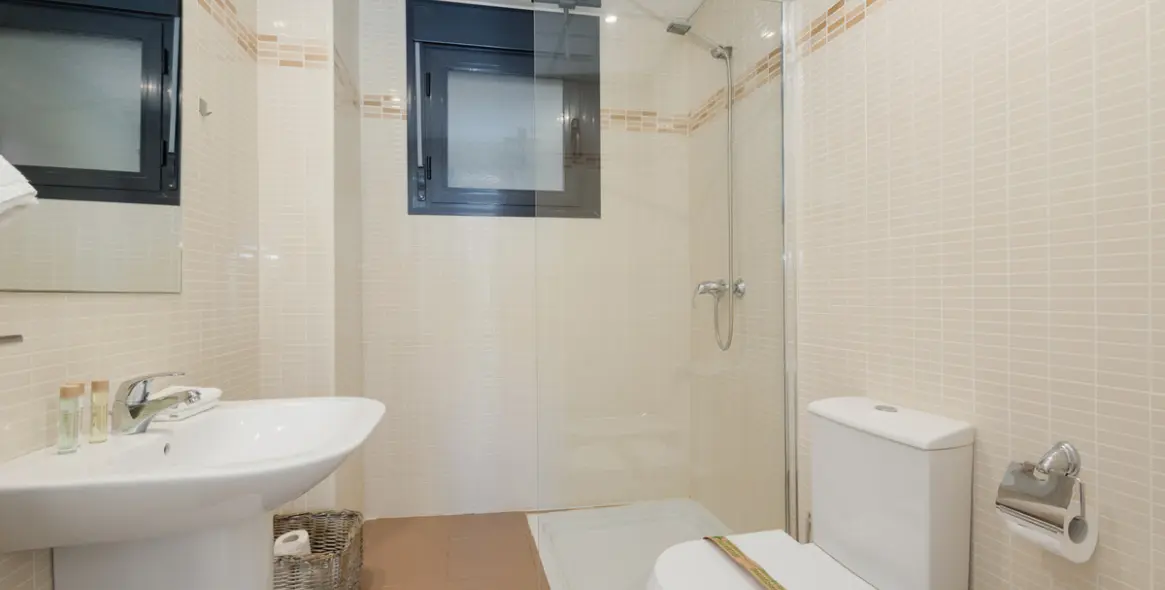 Short-term rent of middle floor apartment in Estepona 40