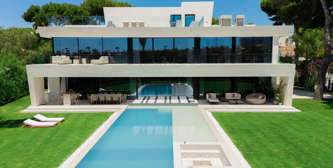 Продажа  отдельно стоящей виллы в Los Monteros 1