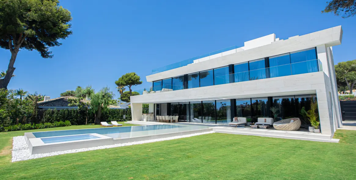 Продажа  отдельно стоящей виллы в Los Monteros 2