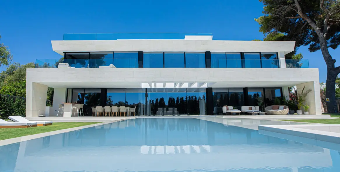 Продажа  отдельно стоящей виллы в Los Monteros 3