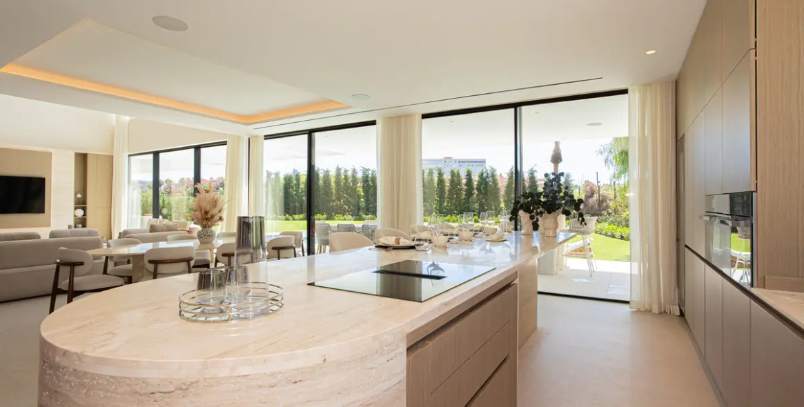 Продажа  отдельно стоящей виллы в Los Monteros 9