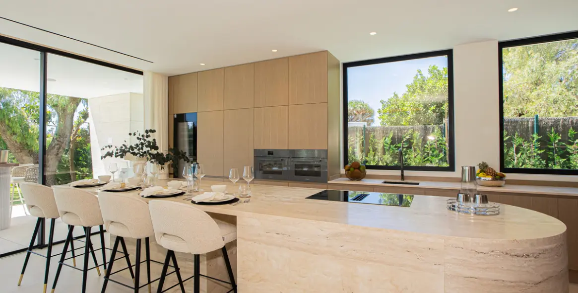 Продажа  отдельно стоящей виллы в Los Monteros 10