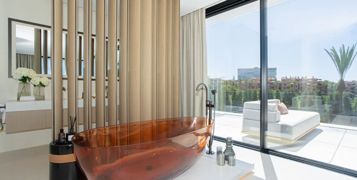 Продажа  отдельно стоящей виллы в Los Monteros 13