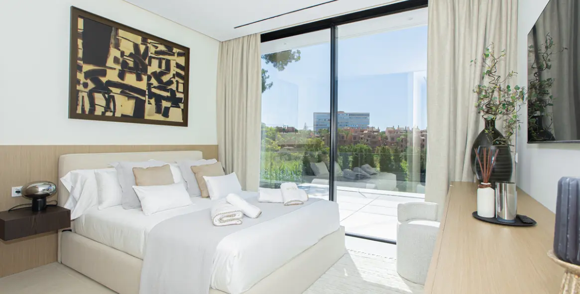 Продажа  отдельно стоящей виллы в Los Monteros 15