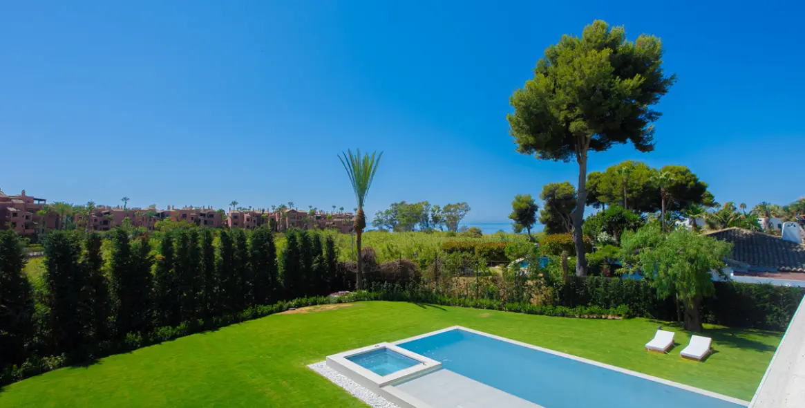 Sale of detached villa in Los Monteros 27