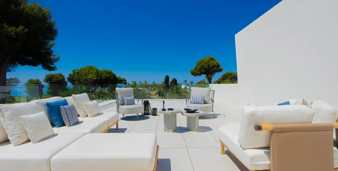 Sale of detached villa in Los Monteros 29