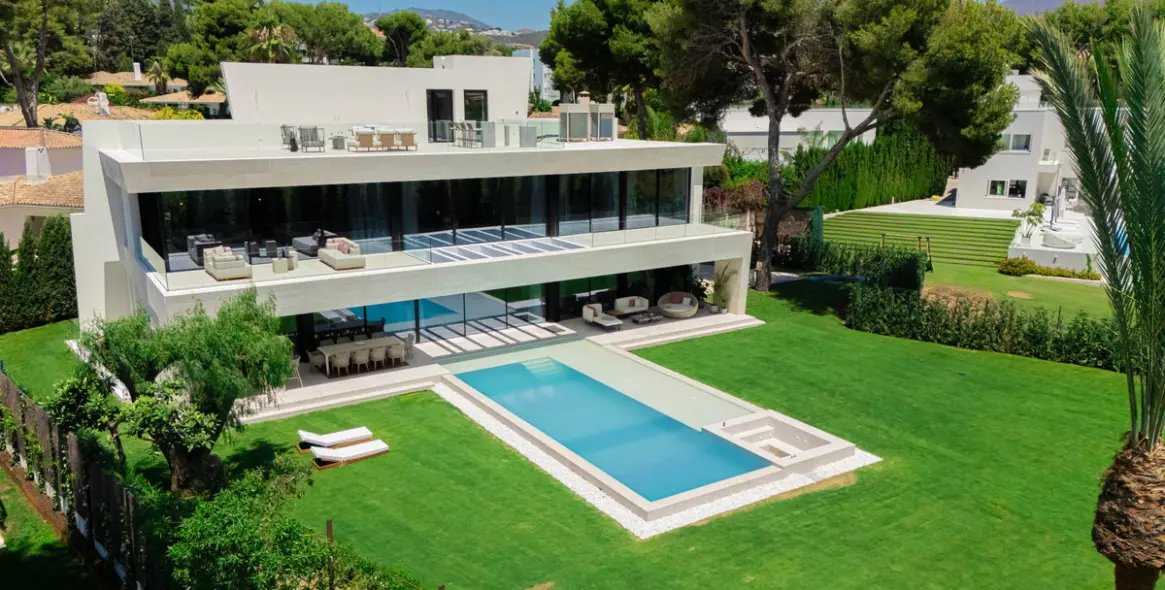 Sale of detached villa in Los Monteros 31