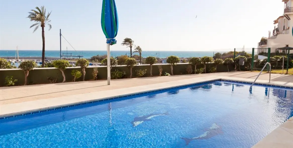 Short-term rent of middle floor apartment in Estepona 2