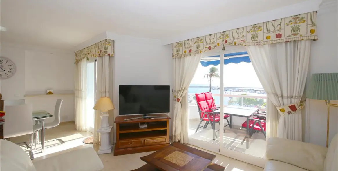 Short-term rent of middle floor apartment in Estepona 4