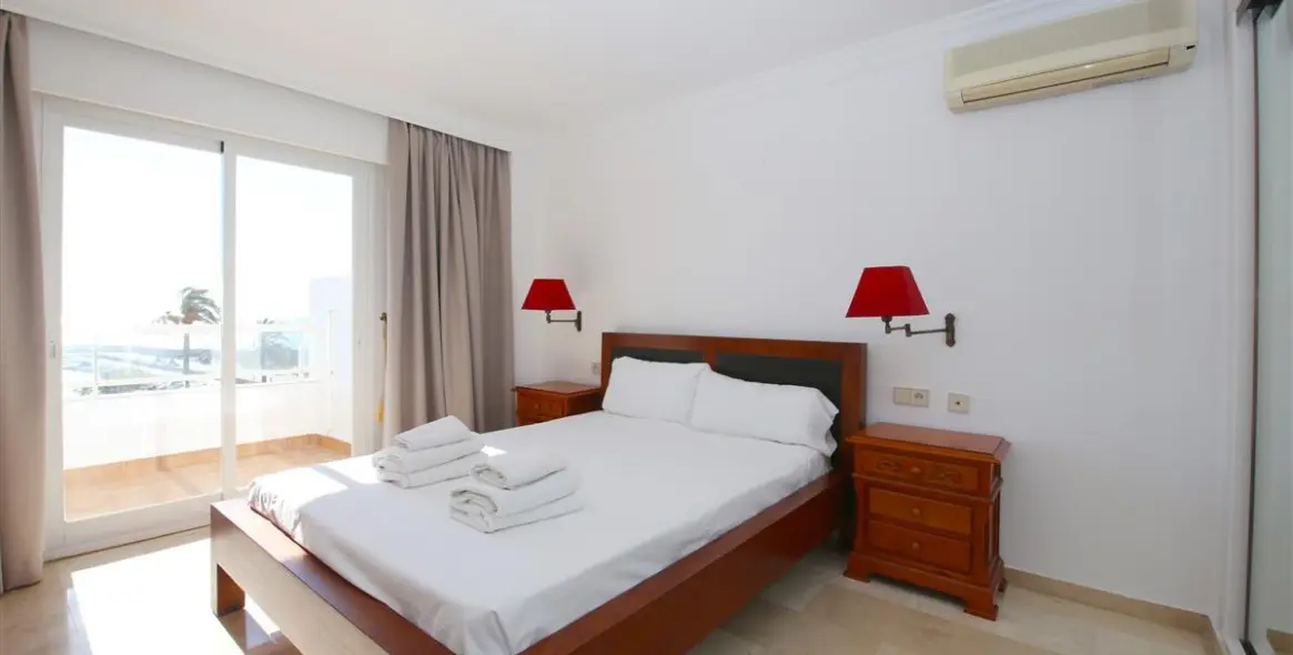 Short-term rent of middle floor apartment in Estepona 9