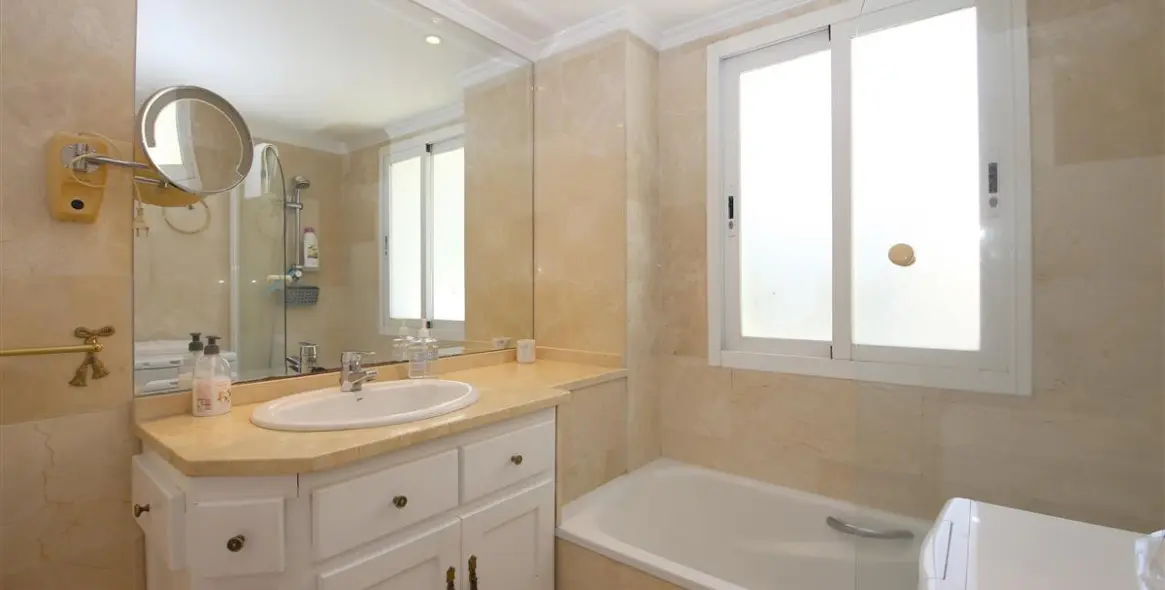 Short-term rent of middle floor apartment in Estepona 11