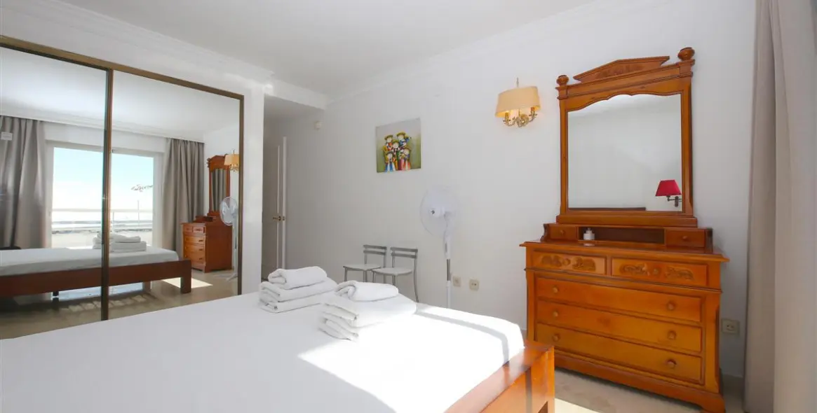 Short-term rent of middle floor apartment in Estepona 12