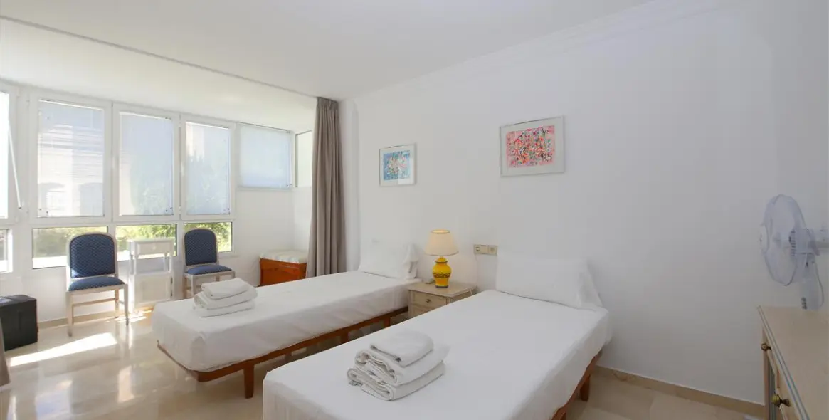 Short-term rent of middle floor apartment in Estepona 13