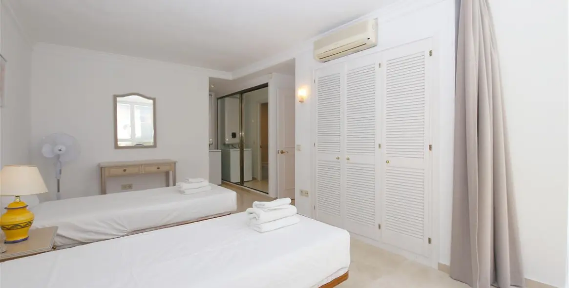 Short-term rent of middle floor apartment in Estepona 14