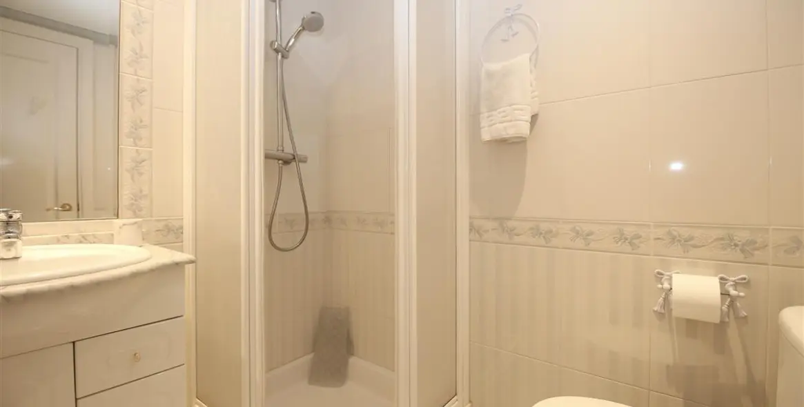 Short-term rent of middle floor apartment in Estepona 16