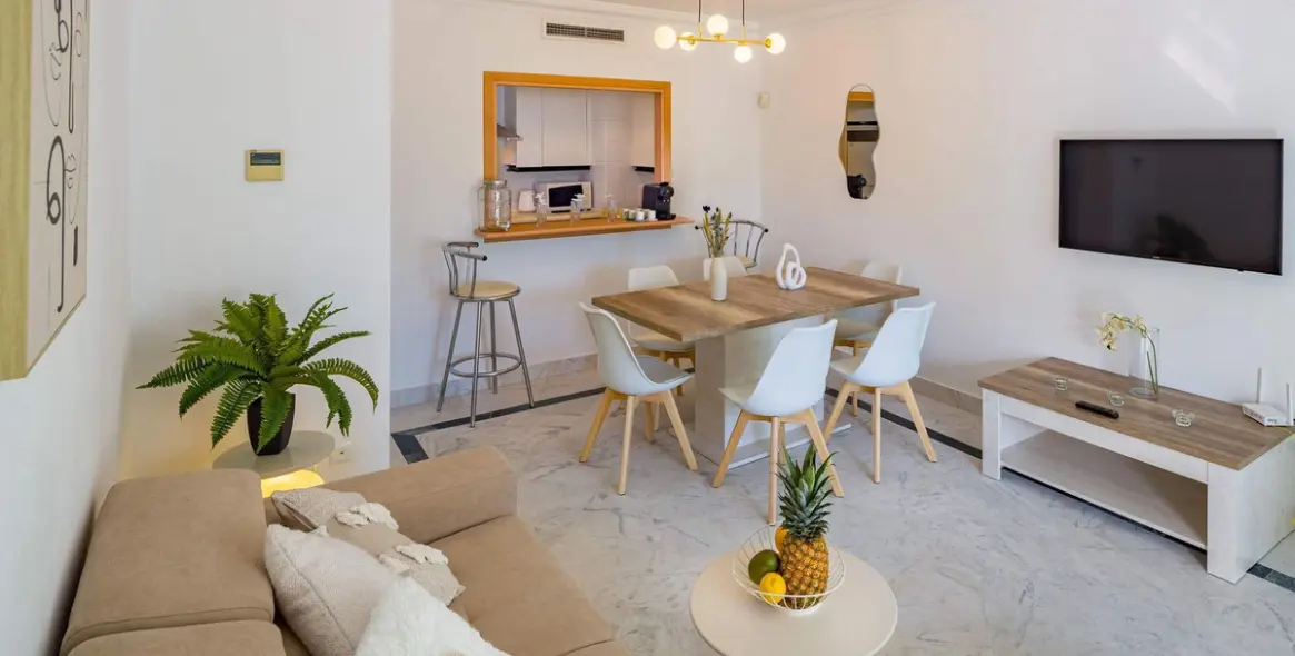 Sale of middle floor apartment in Puerto Banús 1