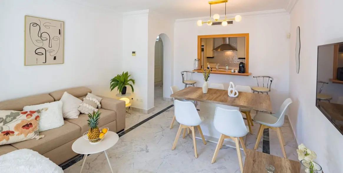 Sale of middle floor apartment in Puerto Banús 2