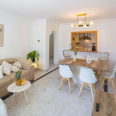 Sale of middle floor apartment in Puerto Banús