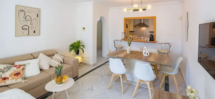 Sale of middle floor apartment in Puerto Banús 1