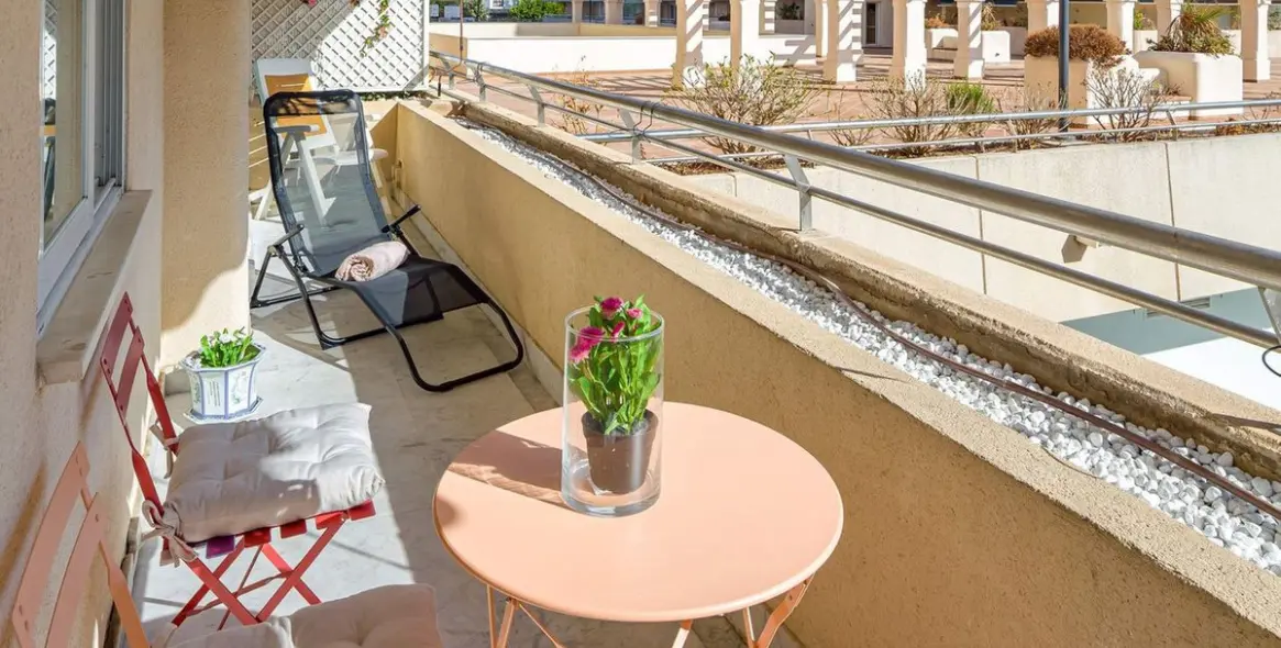 Sale of middle floor apartment in Puerto Banús 3