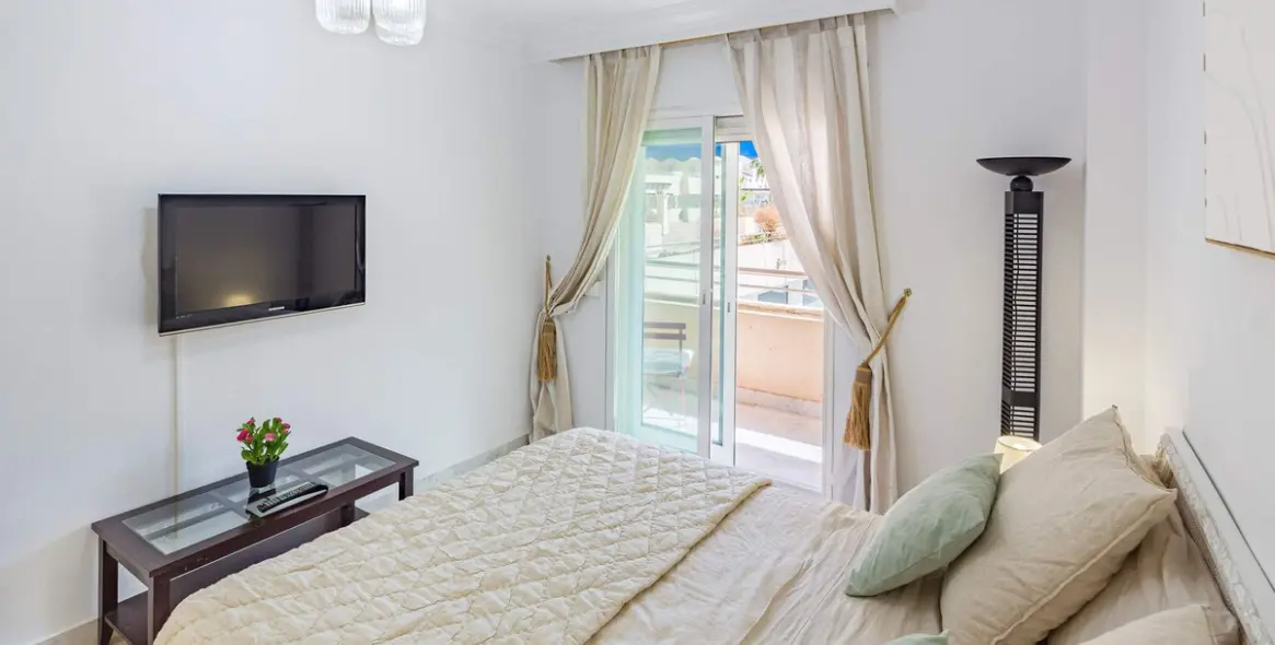 Sale of middle floor apartment in Puerto Banús 4