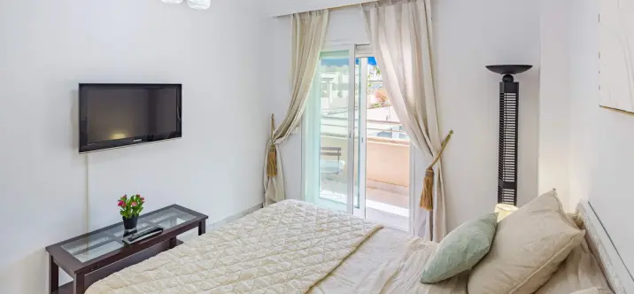 Sale of middle floor apartment in Puerto Banús 3