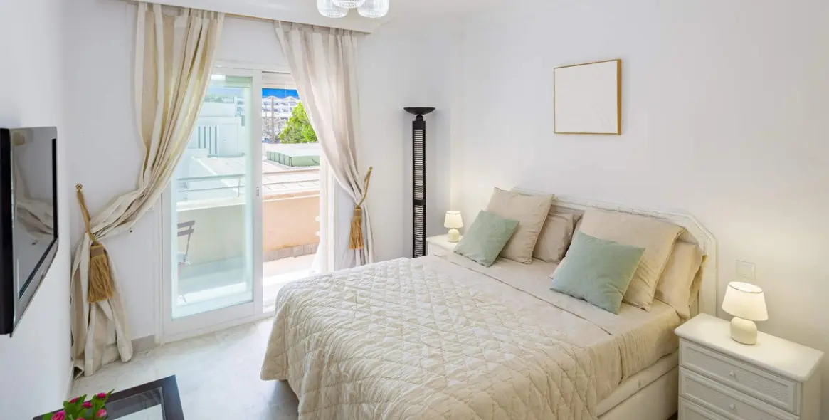 Sale of middle floor apartment in Puerto Banús 5