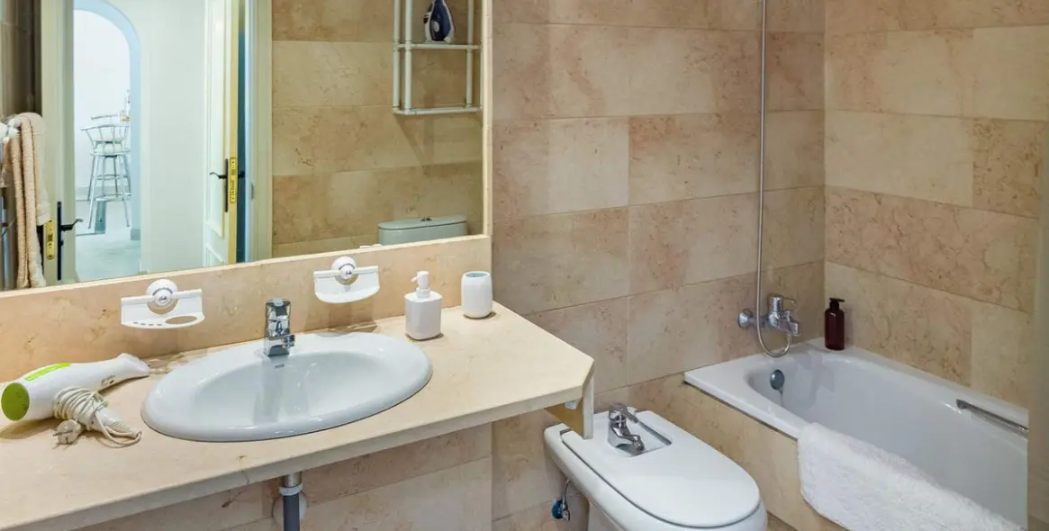 Sale of middle floor apartment in Puerto Banús 8