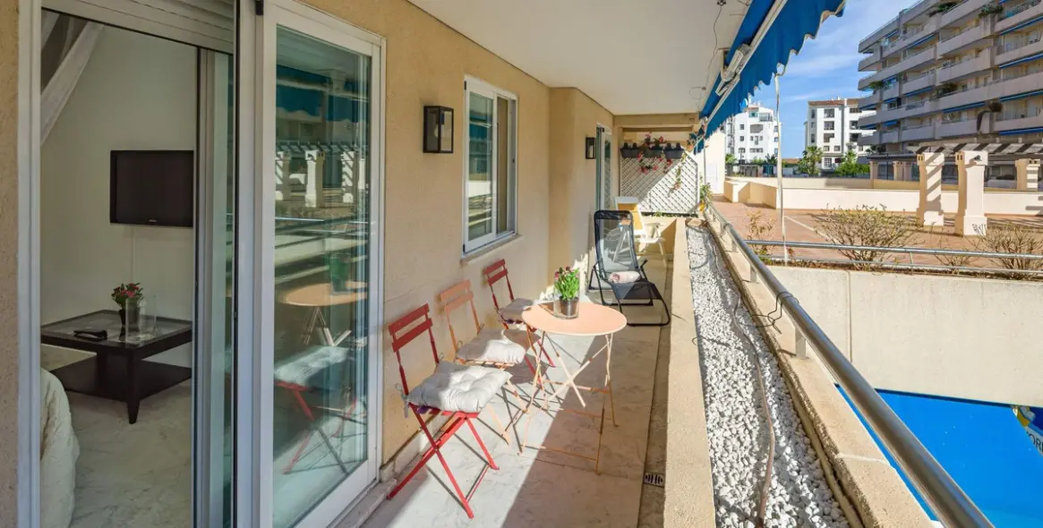 Sale of middle floor apartment in Puerto Banús 9