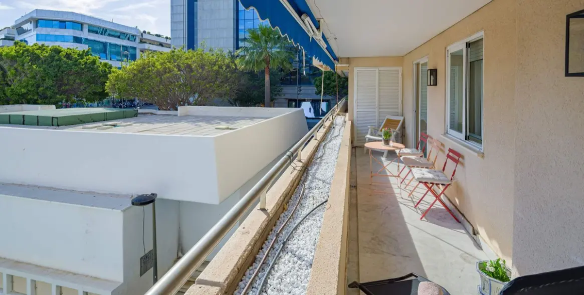 Sale of middle floor apartment in Puerto Banús 10