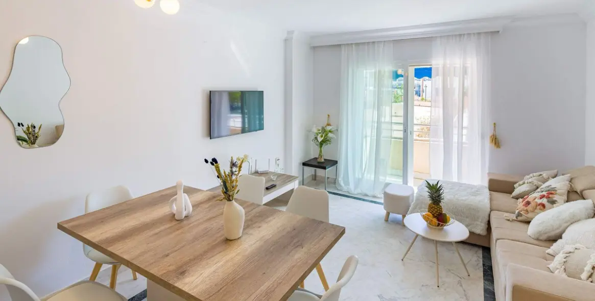Sale of middle floor apartment in Puerto Banús 11