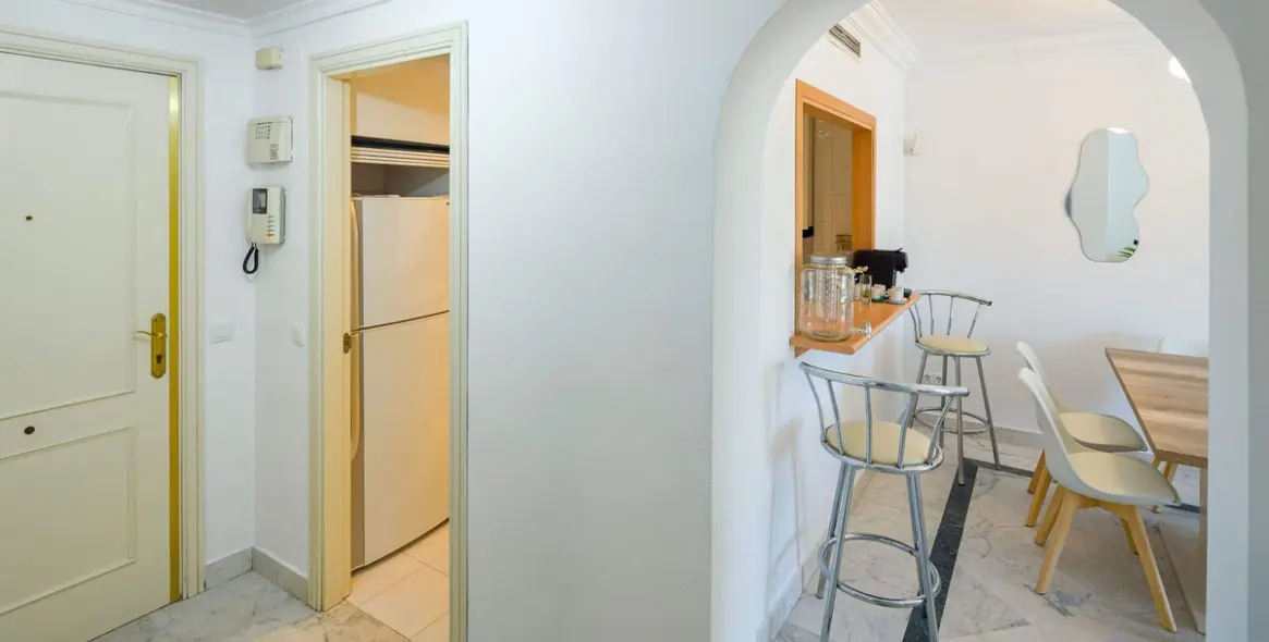 Sale of middle floor apartment in Puerto Banús 18