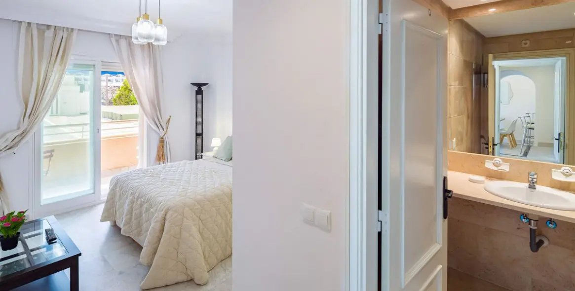 Sale of middle floor apartment in Puerto Banús 20