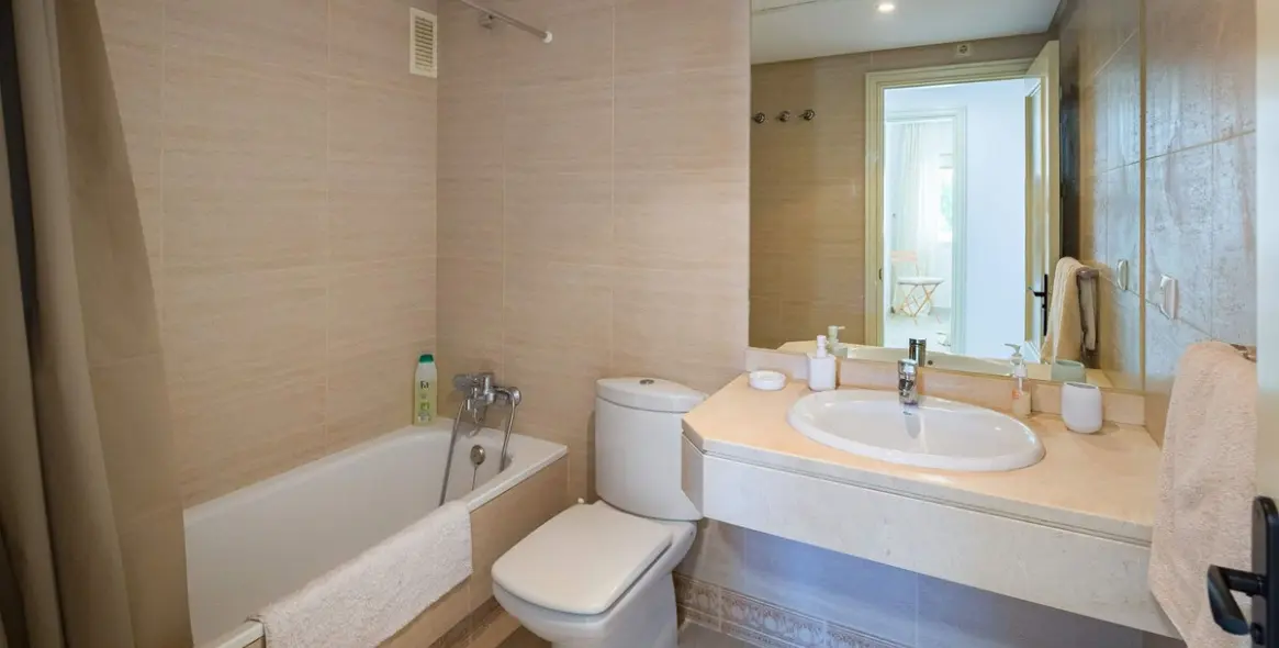 Sale of middle floor apartment in Puerto Banús 21