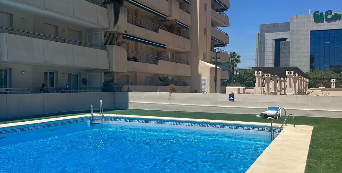 Sale of middle floor apartment in Puerto Banús 23