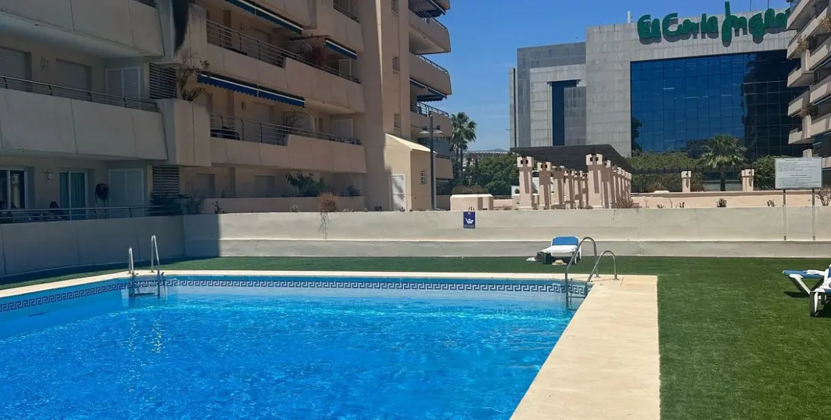 Sale of middle floor apartment in Puerto Banús 25