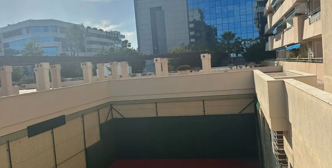 Sale of middle floor apartment in Puerto Banús 27