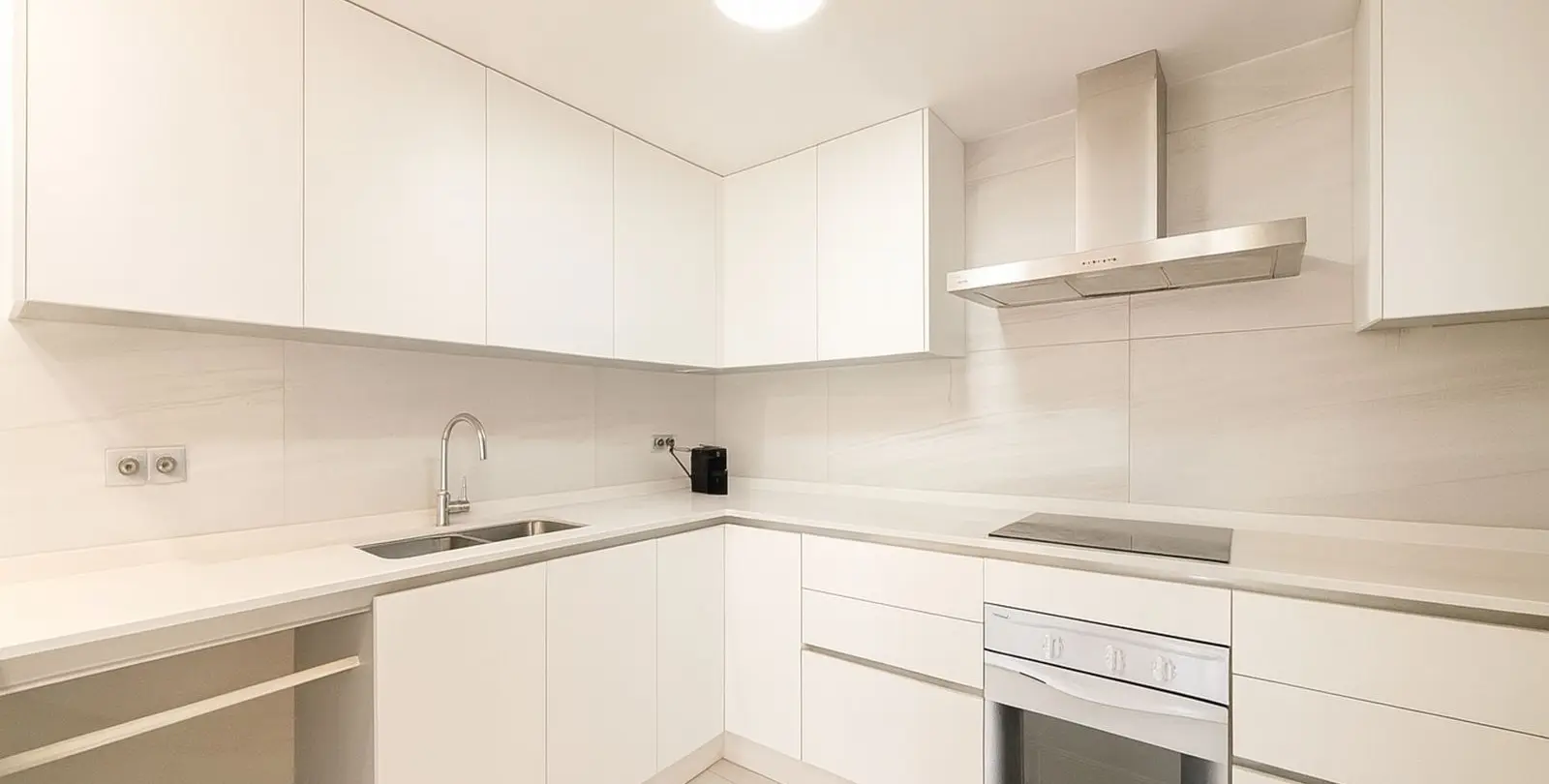 Продажа апартаментов на первом этаже в The Golden Mile 5